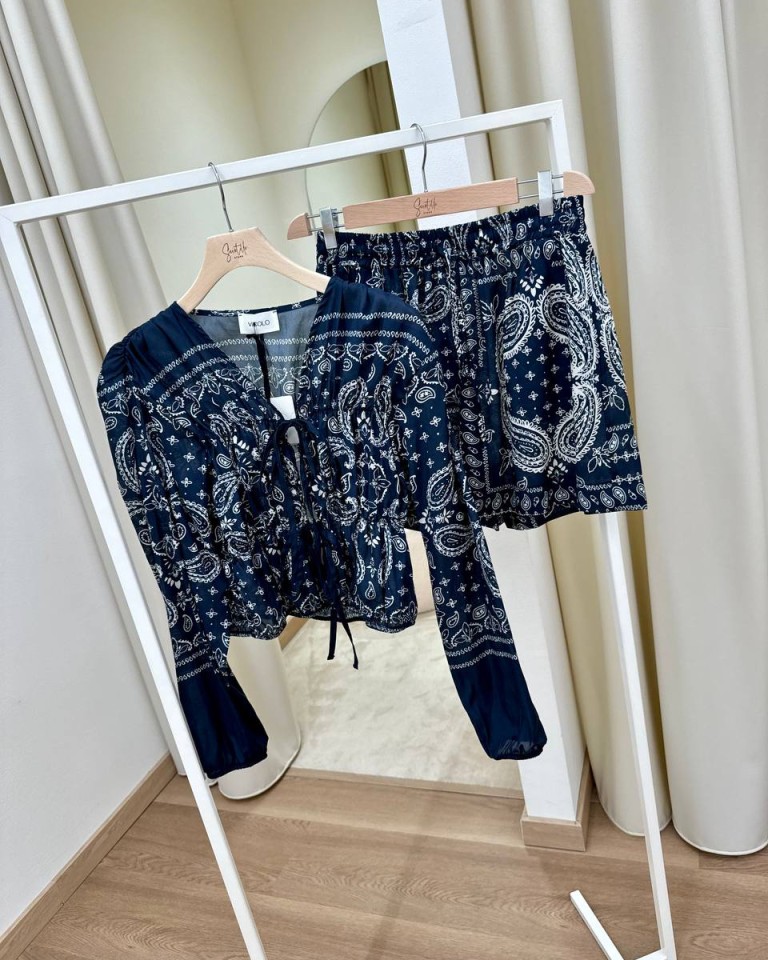 Shorts fantasia bandana blu e bianca Vicolo Shop Online Shorts fantasia bandana blu e bianca Vicolo