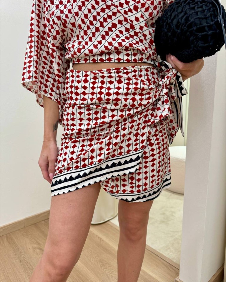 Minigonna pareo fantasia panna rossa e nera Vicolo Shop Online Minigonna pareo fantasia panna rossa e nera Vicolo