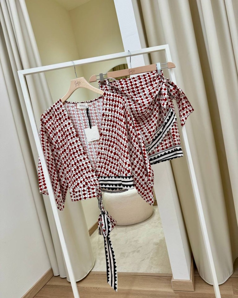 Minigonna pareo fantasia panna rossa e nera Vicolo Shop Online Minigonna pareo fantasia panna rossa e nera Vicolo
