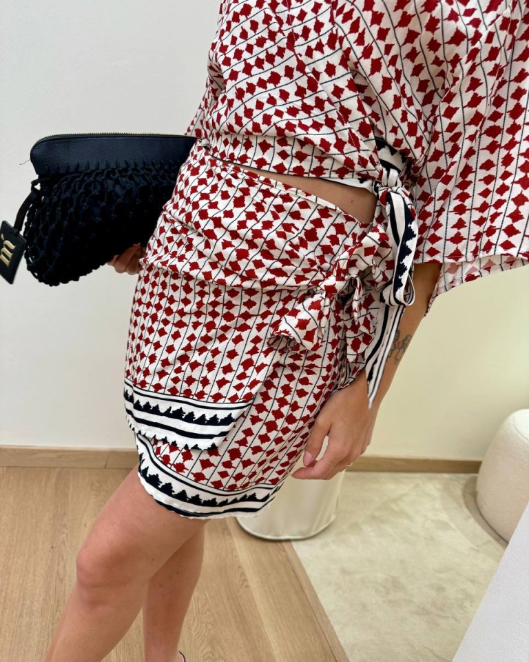 Minigonna pareo fantasia panna rossa e nera Vicolo Shop Online Minigonna pareo fantasia panna rossa e nera Vicolo
