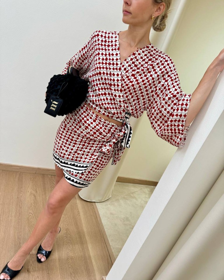 Blusa portafoglio fantasia panna rossa e nera Vicolo Shop Online Blusa portafoglio fantasia panna rossa e nera Vicolo