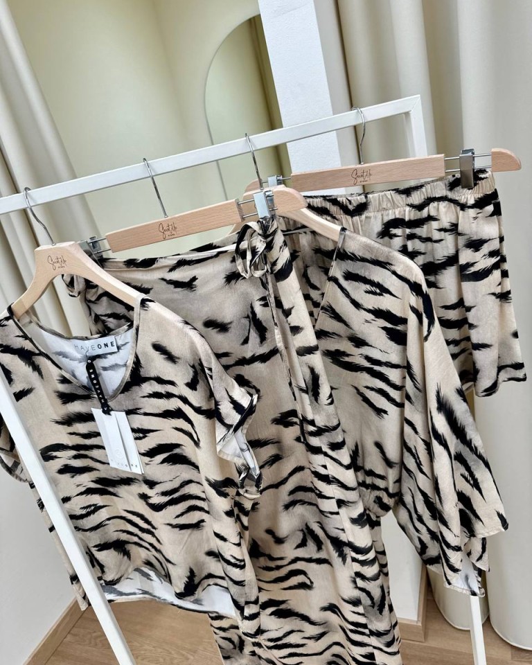 Tuta corta fantasia zebrata sabbia e nera HaveOne Shop Online Tuta corta fantasia zebrata sabbia e nera HaveOne