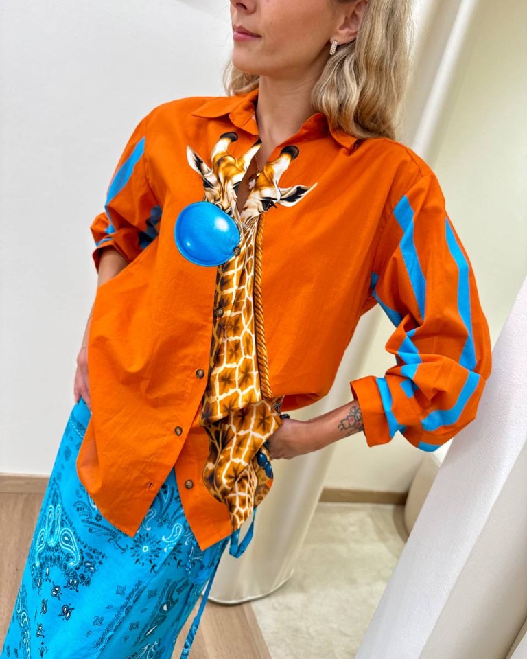 Camicia arancio e azzurra maxi stampa giraffa Souvenir Shop Online Camicia arancio e azzurra maxi stampa giraffa Souvenir