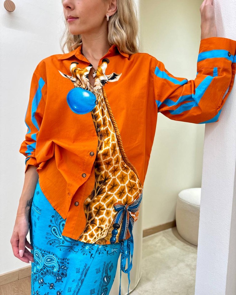 Camicia arancio e azzurra maxi stampa giraffa Souvenir Shop Online Camicia arancio e azzurra maxi stampa giraffa Souvenir