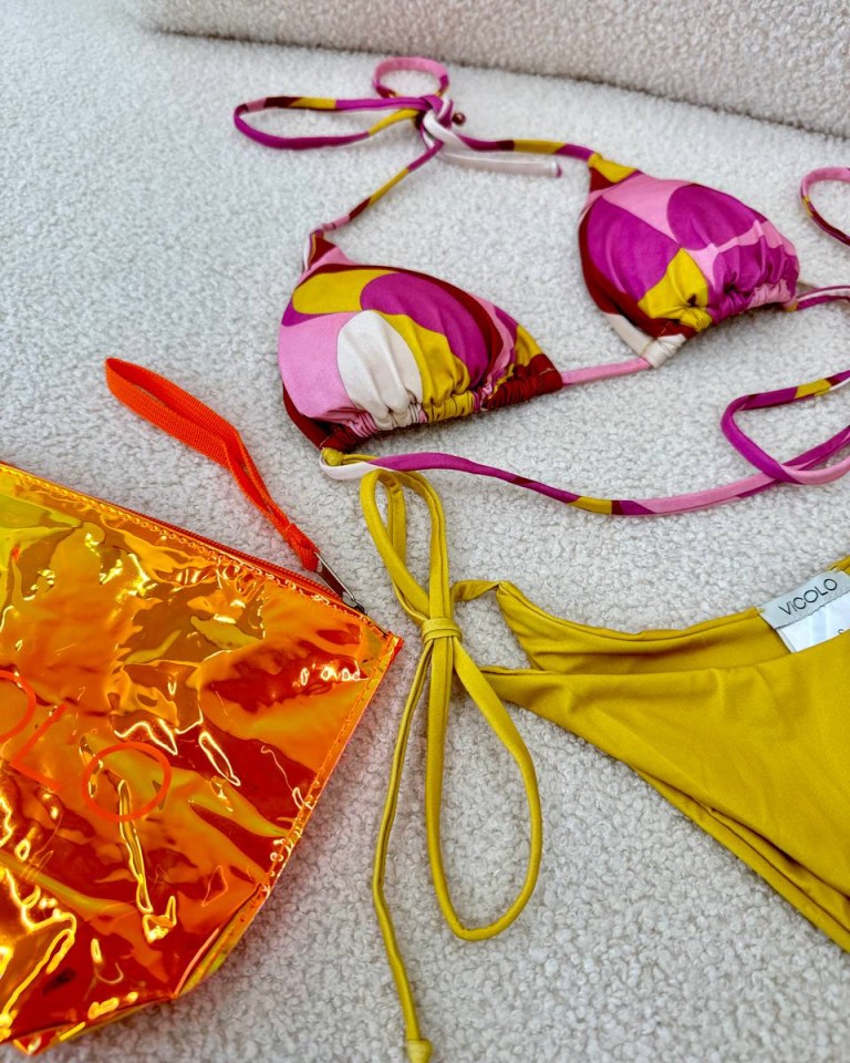 Set bikini e gonna pareo multicolor rosa Vicolo Shop Online Set bikini e gonna pareo multicolor rosa Vicolo