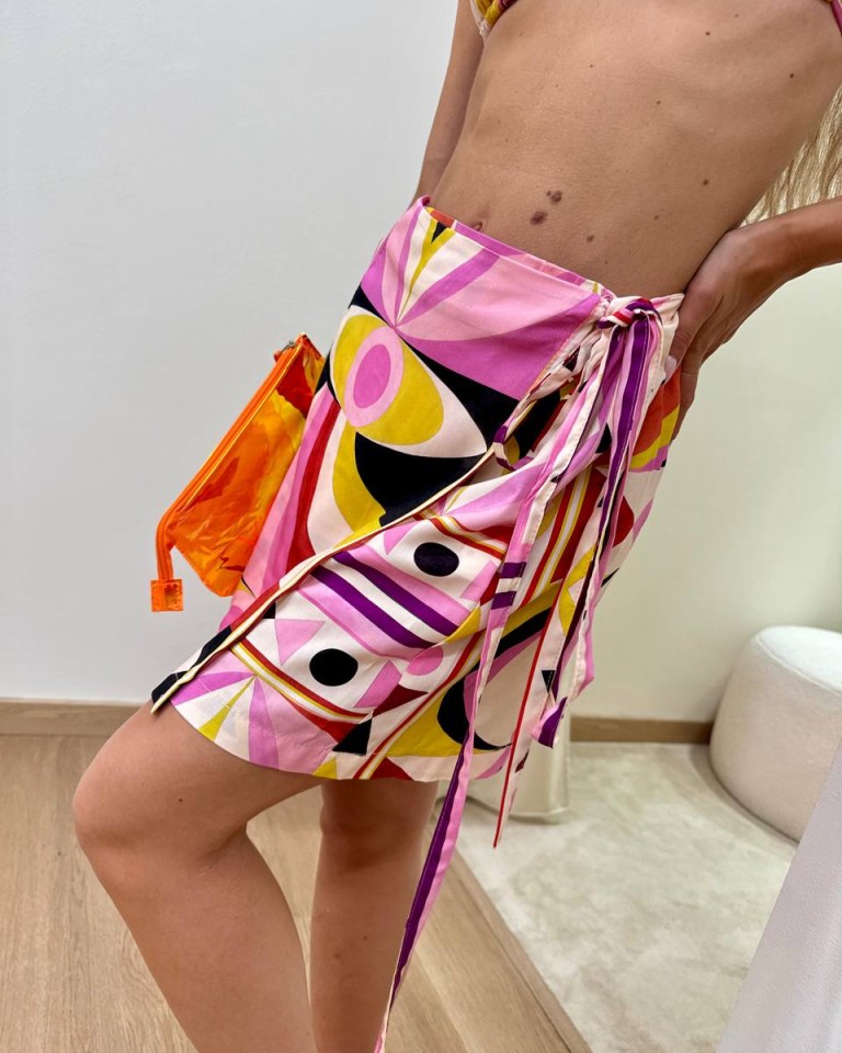 Set bikini e gonna pareo multicolor rosa Vicolo Shop Online Set bikini e gonna pareo multicolor rosa Vicolo