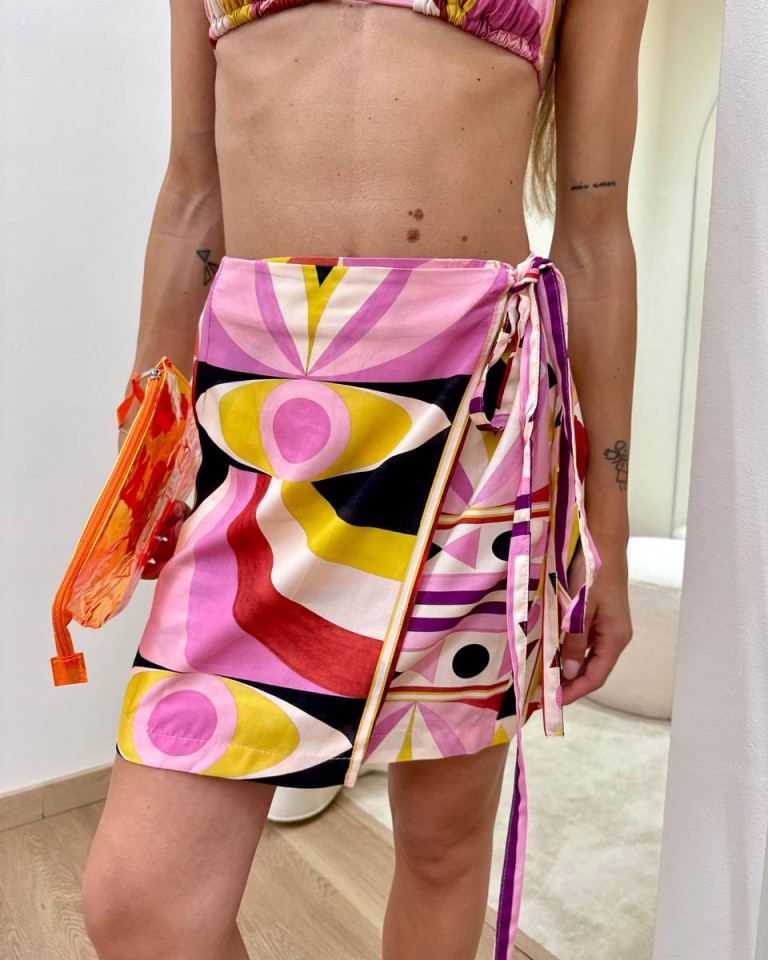 Set bikini e gonna pareo multicolor rosa Vicolo Shop Online Set bikini e gonna pareo multicolor rosa Vicolo