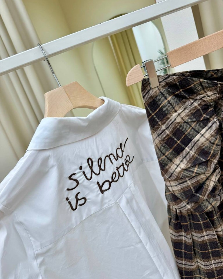 Camicia bianca ricamo "silence is better" Kontatto Shop Online Camicia bianca ricamo "silence is better" Kontatto