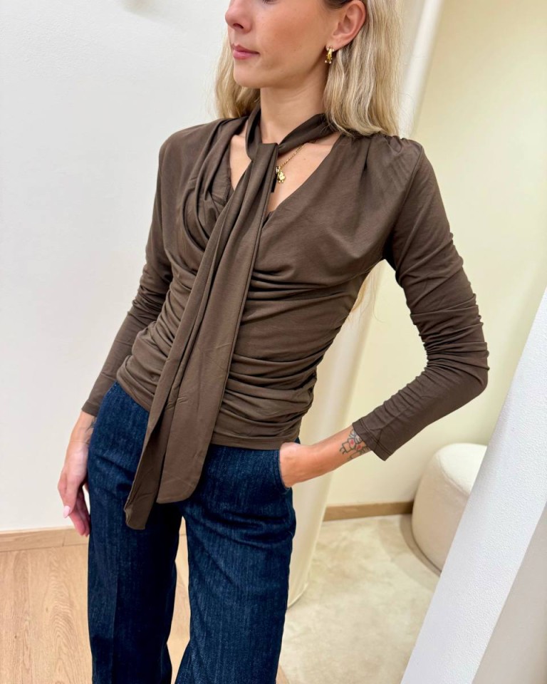 Maglia arricciata scollo a gronda con foulard moka Kontatto Shop Online Maglia arricciata scollo a gronda con foulard moka Kontatto