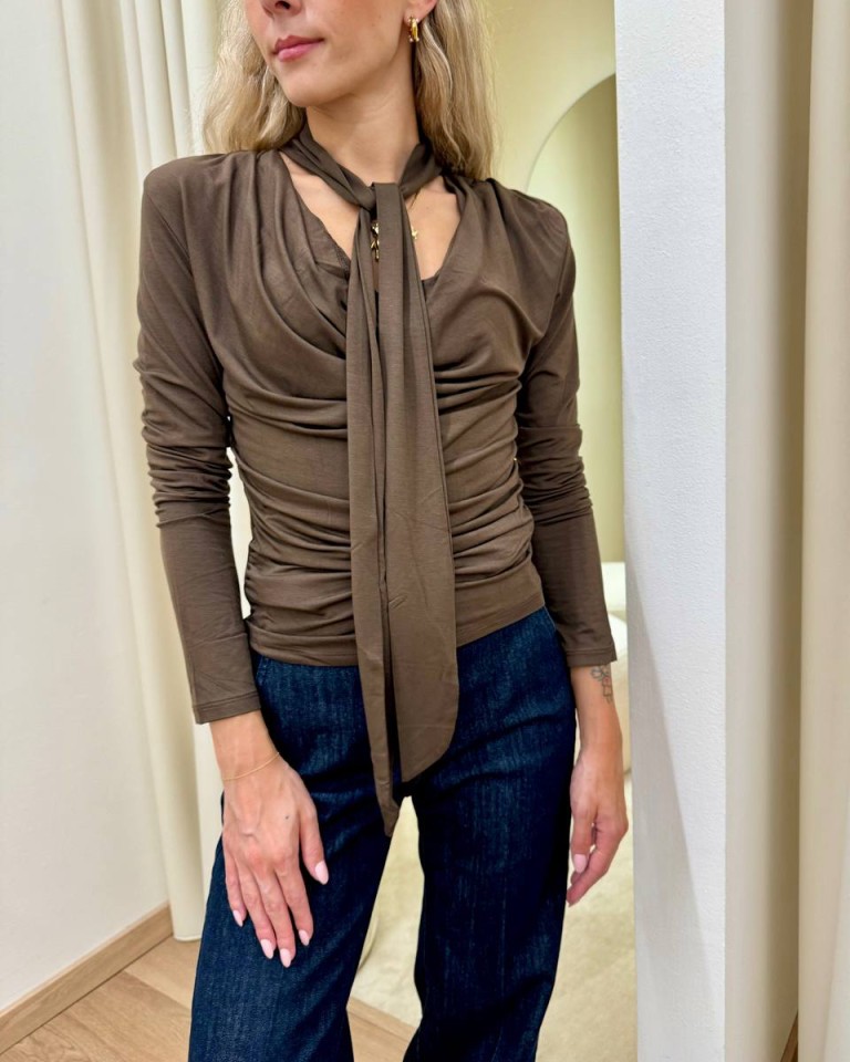 Maglia arricciata scollo a gronda con foulard moka Kontatto Shop Online Maglia arricciata scollo a gronda con foulard moka Kontatto