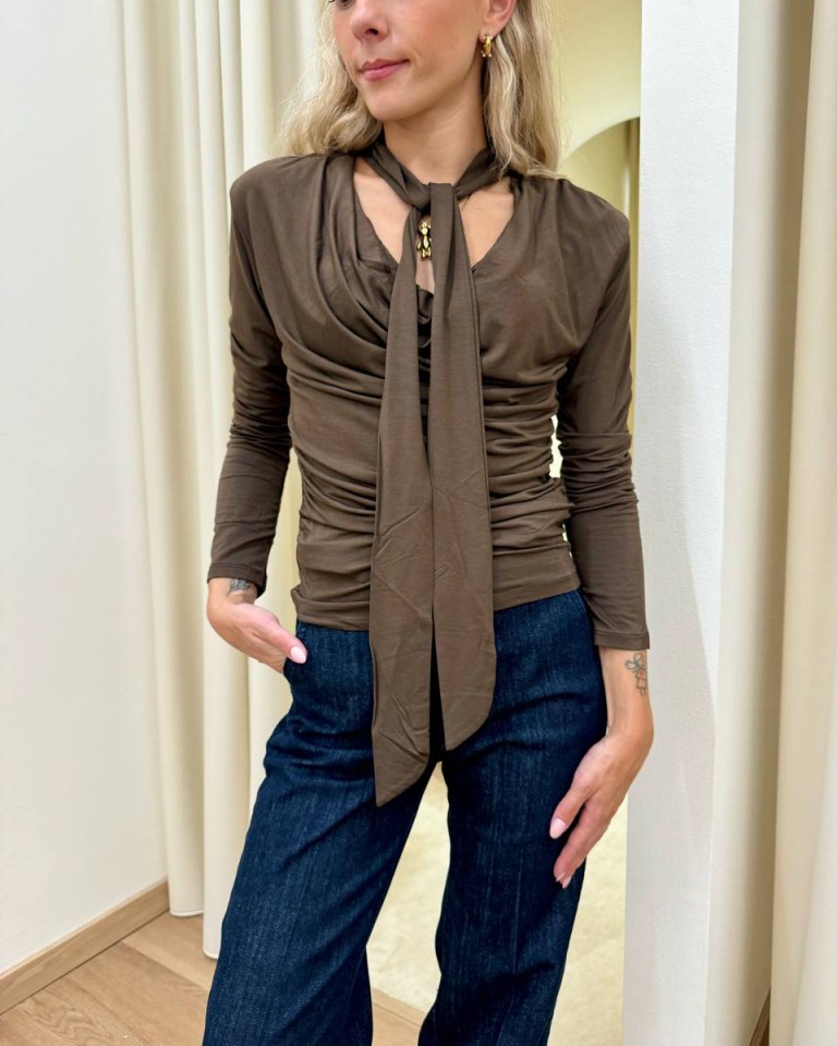 Maglia arricciata scollo a gronda con foulard moka Kontatto Shop Online Maglia arricciata scollo a gronda con foulard moka Kontatto