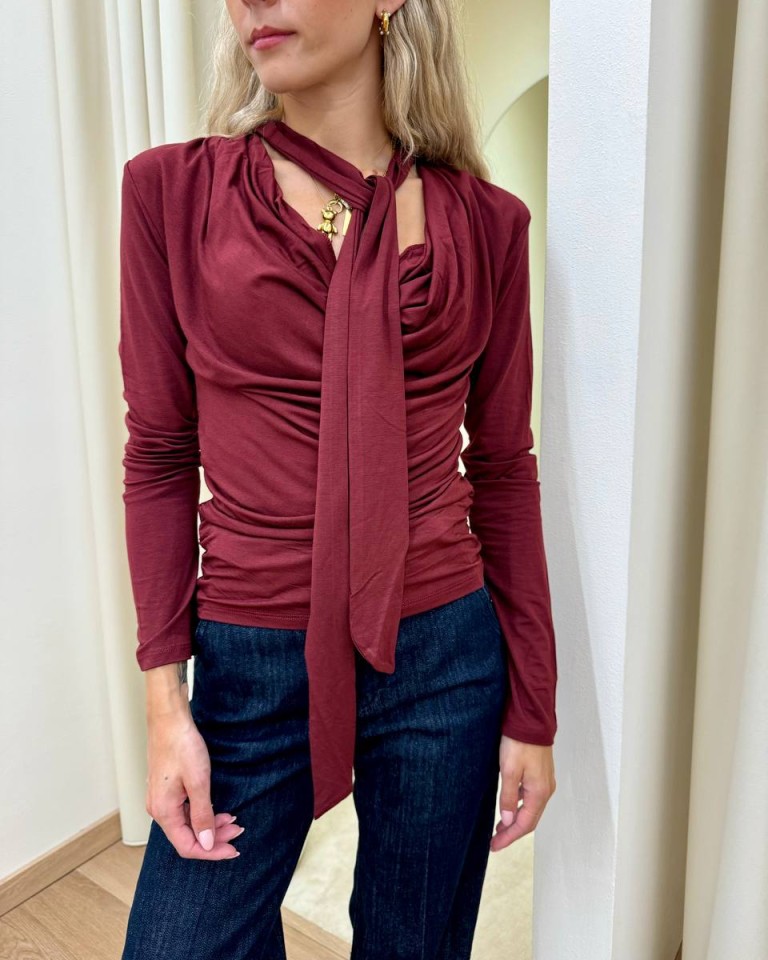 Maglia arricciata scollo a gronda con foulard marsala Kontatto Shop Online Maglia arricciata scollo a gronda con foulard marsala Kontatto