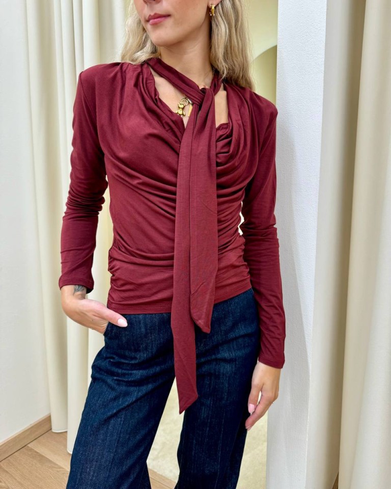 Maglia arricciata scollo a gronda con foulard marsala Kontatto Shop Online Maglia arricciata scollo a gronda con foulard marsala Kontatto