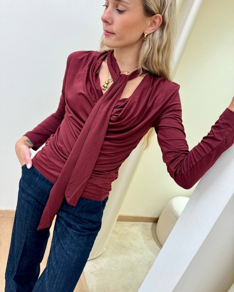 Maglia arricciata scollo a gronda con foulard marsala Kontatto Shop Online Maglia arricciata scollo a gronda con foulard marsala Kontatto