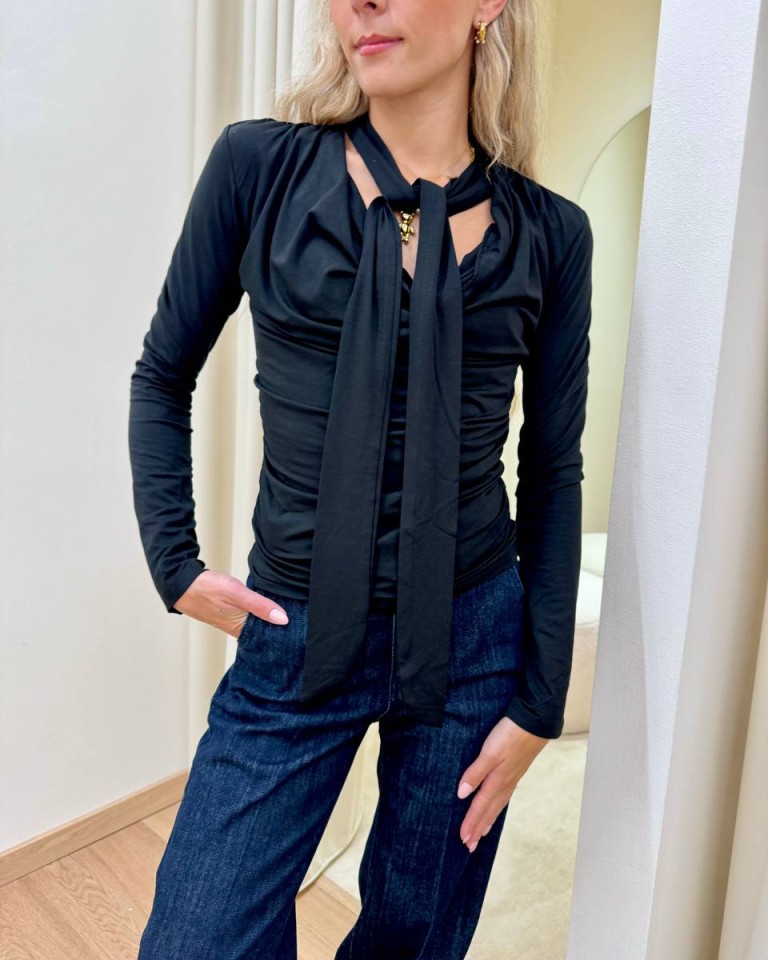 Maglia arricciata scollo a gronda con foulard nera Kontatto Shop Online Maglia arricciata scollo a gronda con foulard nera Kontatto