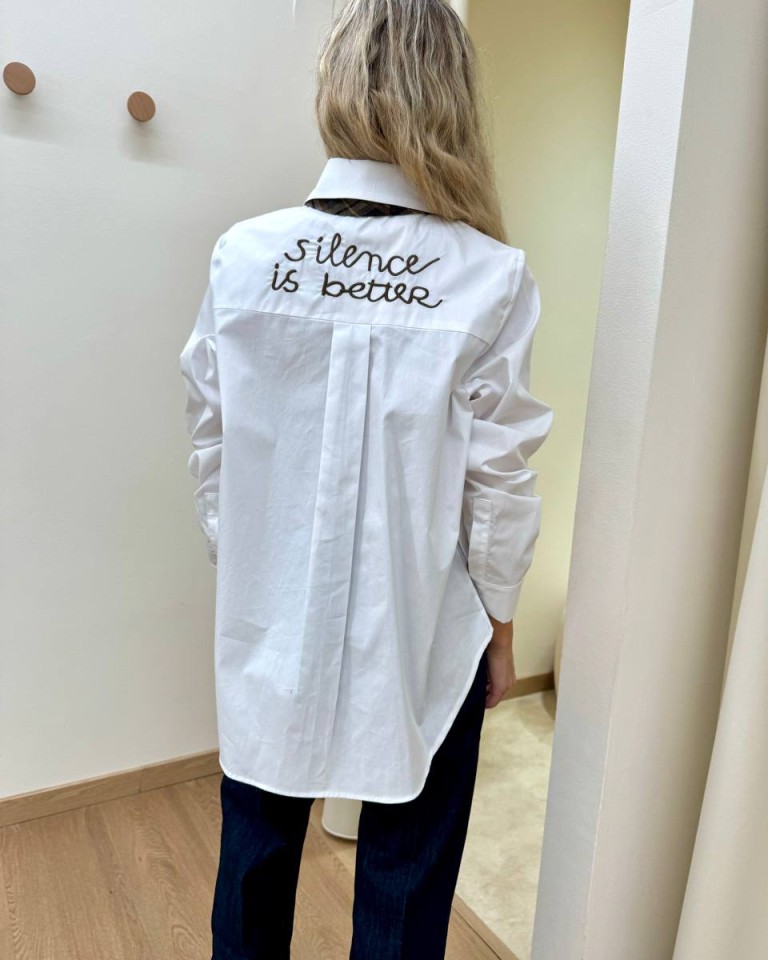 Camicia bianca ricamo "silence is better" Kontatto Shop Online Camicia bianca ricamo "silence is better" Kontatto