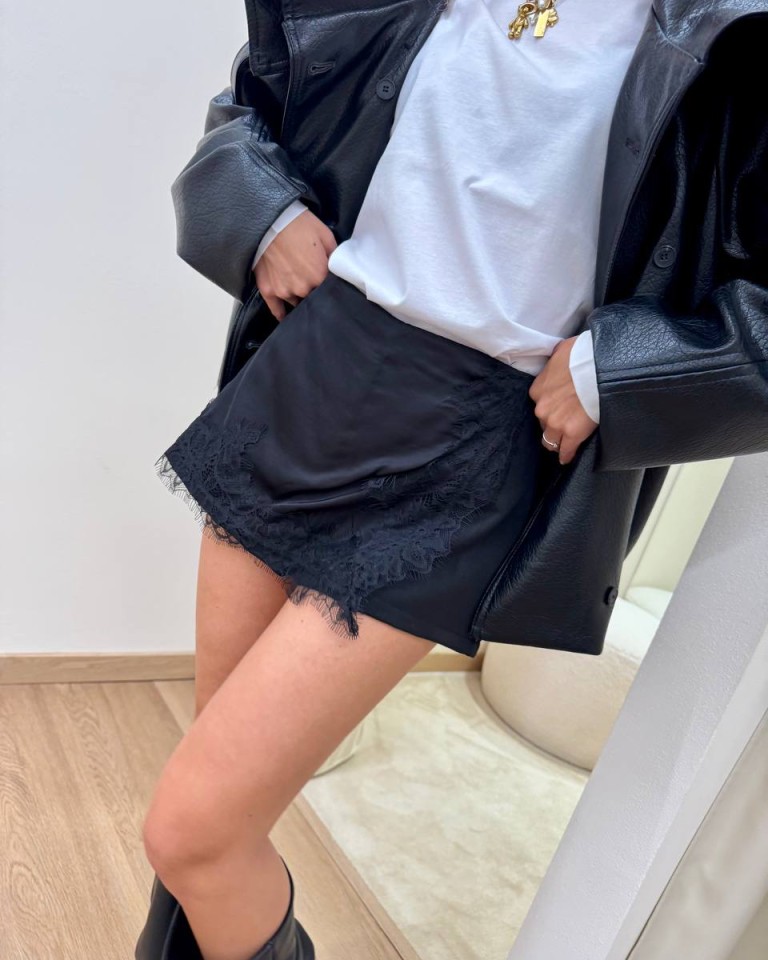Shorts inserto pizzo asimmetrico nero HaveOne Shop Online Shorts inserto pizzo asimmetrico nero HaveOne
