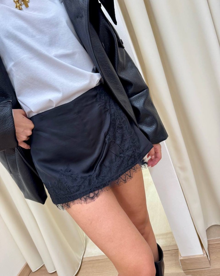 Shorts inserto pizzo asimmetrico nero HaveOne Shop Online Shorts inserto pizzo asimmetrico nero HaveOne