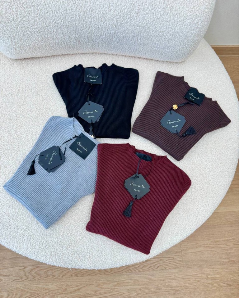 Maglia aderente girocollo a costine grigia Souvenir Shop Online Maglia aderente girocollo a costine grigia Souvenir