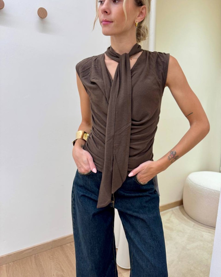 Top arricciato scollo a gronda con foulard moka Kontatto Shop Online Top arricciato scollo a gronda con foulard moka Kontatto