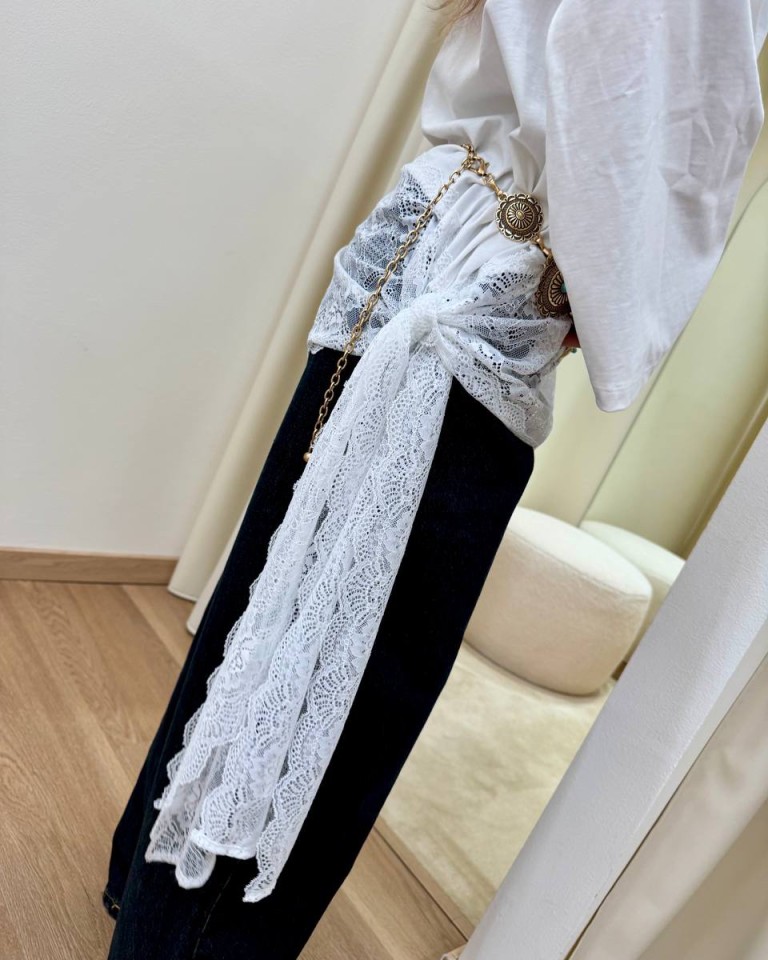 Maglia asimmetrica inserto pizzo nodo bianca Vicolo Shop Online Maglia asimmetrica inserto pizzo nodo bianca Vicolo
