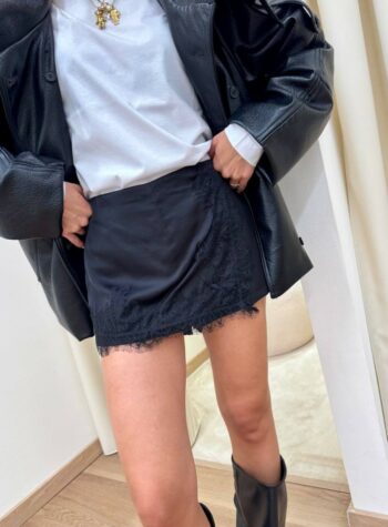 Shop Online Shorts inserto pizzo asimmetrico nero HaveOne