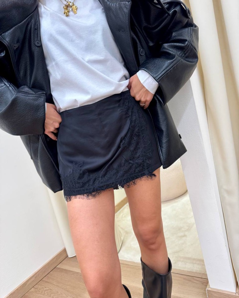 Shorts inserto pizzo asimmetrico nero HaveOne Shop Online Shorts inserto pizzo asimmetrico nero HaveOne