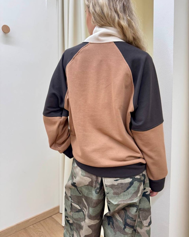 Felpa over collo alto cammello moro e panna Tensione In Shop Online Felpa over collo alto cammello moro e panna Tensione In
