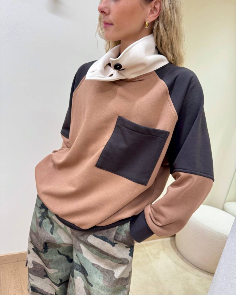 Felpa over collo alto cammello moro e panna Tensione In Shop Online Felpa over collo alto cammello moro e panna Tensione In