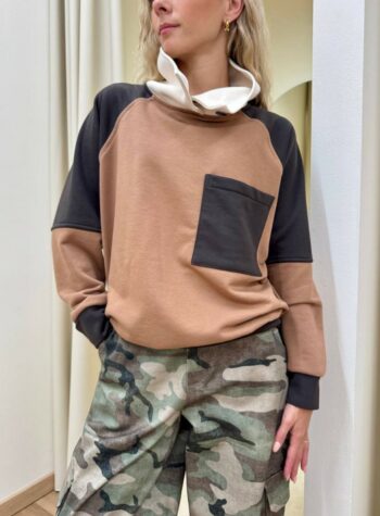 Shop Online Felpa over collo alto cammello moro e panna Tensione In