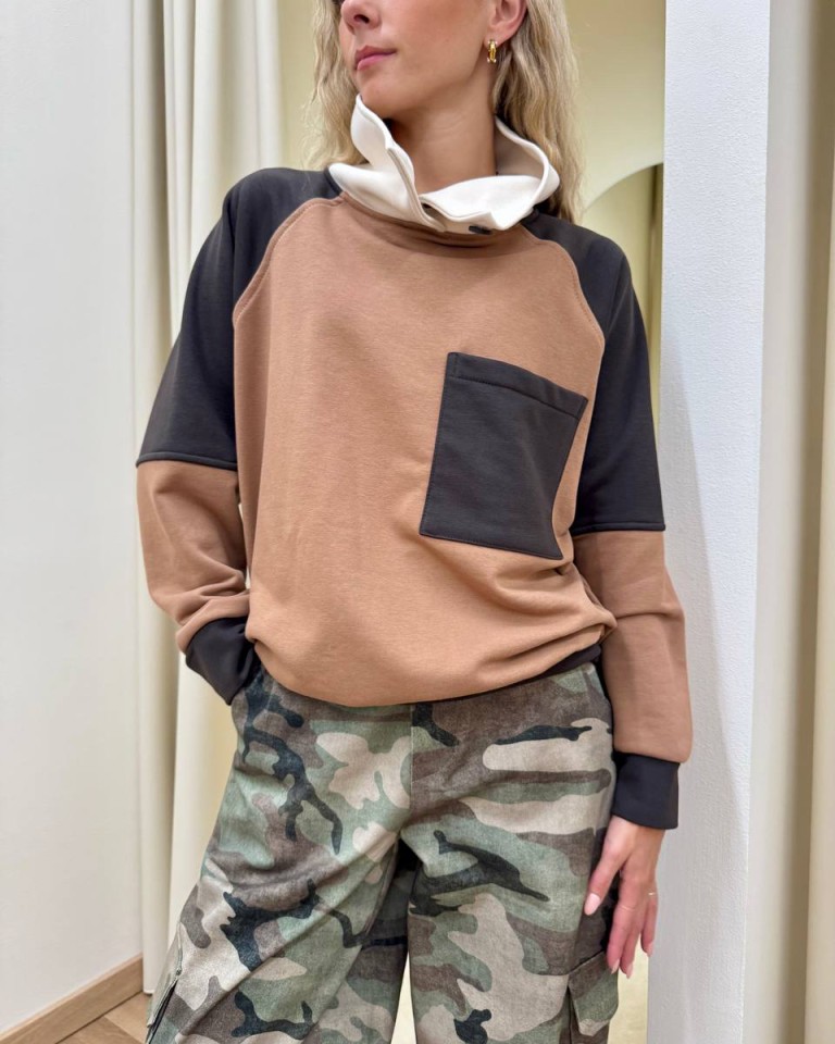 Felpa over collo alto cammello moro e panna Tensione In Shop Online Felpa over collo alto cammello moro e panna Tensione In