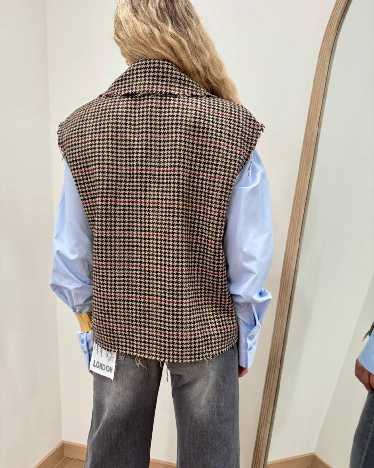 Gilet pied de poule beige e nero spilla oro Tensione In Shop Online Gilet pied de poule beige e nero spilla oro Tensione In