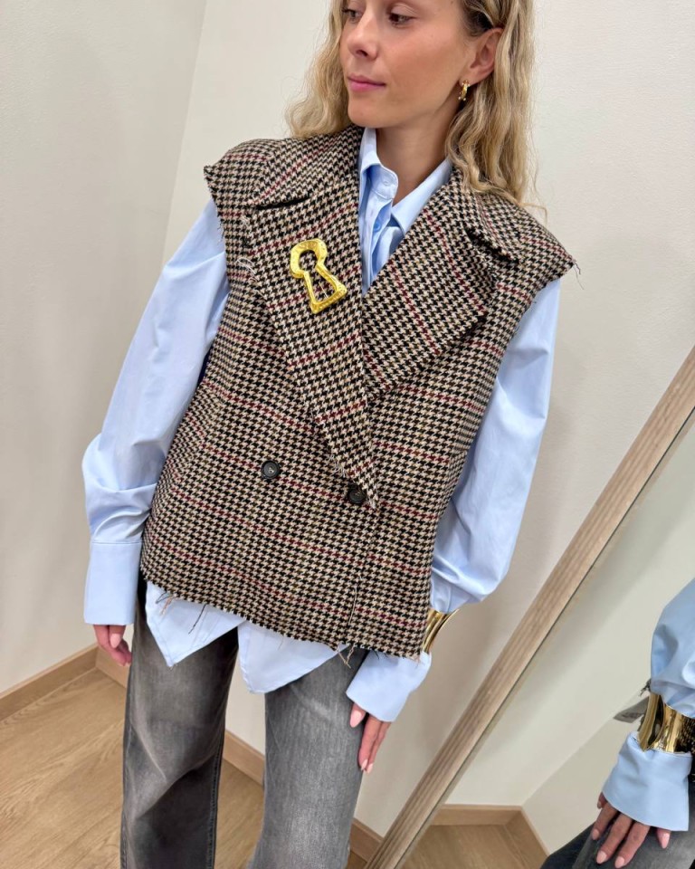 Gilet pied de poule beige e nero spilla oro Tensione In Shop Online Gilet pied de poule beige e nero spilla oro Tensione In