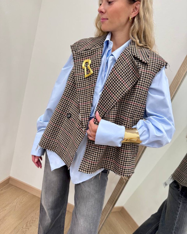 Gilet pied de poule beige e nero spilla oro Tensione In Shop Online Gilet pied de poule beige e nero spilla oro Tensione In