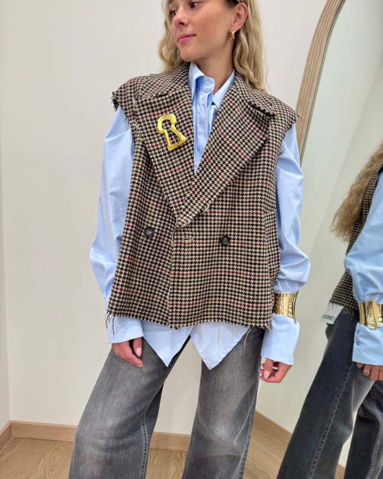 Gilet pied de poule beige e nero spilla oro Tensione In Shop Online Gilet pied de poule beige e nero spilla oro Tensione In
