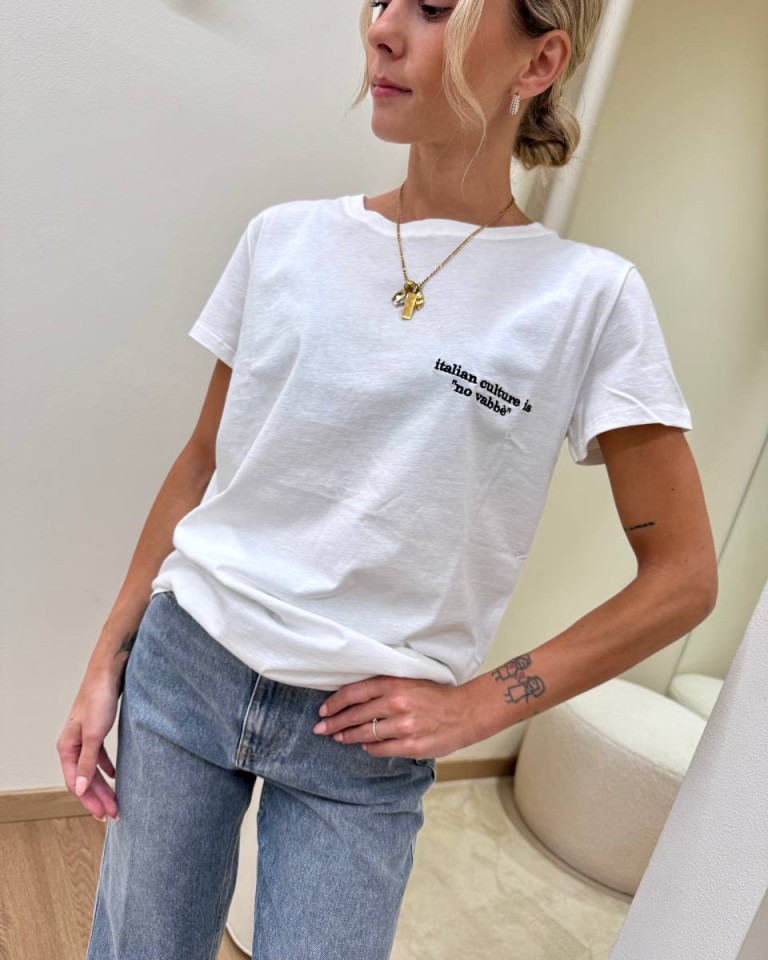 T-shirt regular bianca ricamo "italian culture is.." Vicolo Shop Online T-shirt regular bianca ricamo "italian culture is.." Vicolo