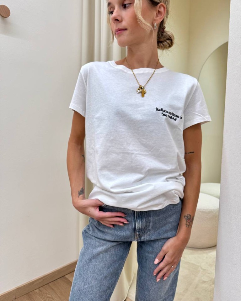 T-shirt regular bianca ricamo "italian culture is.." Vicolo Shop Online T-shirt regular bianca ricamo "italian culture is.." Vicolo