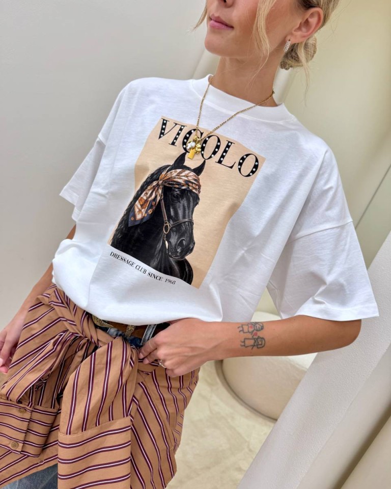 T-shirt oversize bianca stampa cavallo "Dressage Club" Vicolo Shop Online T-shirt oversize bianca stampa cavallo "Dressage Club" Vicolo