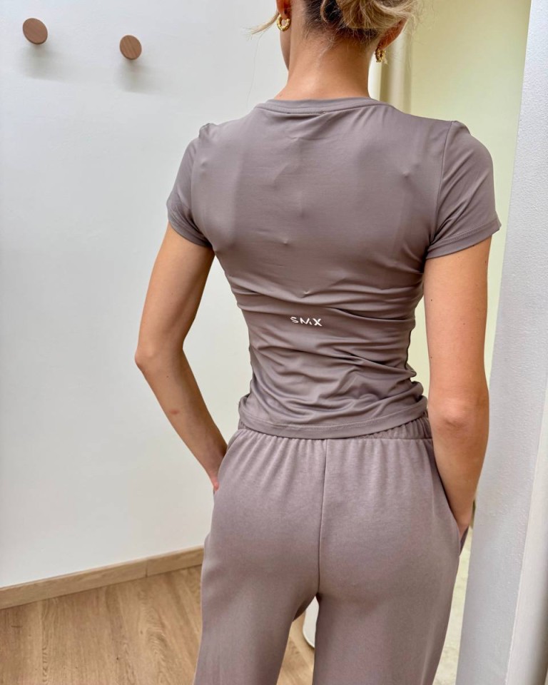 T-shirt SMX aderente crop tortora Susy Mix Shop Online T-shirt SMX aderente crop tortora Susy Mix