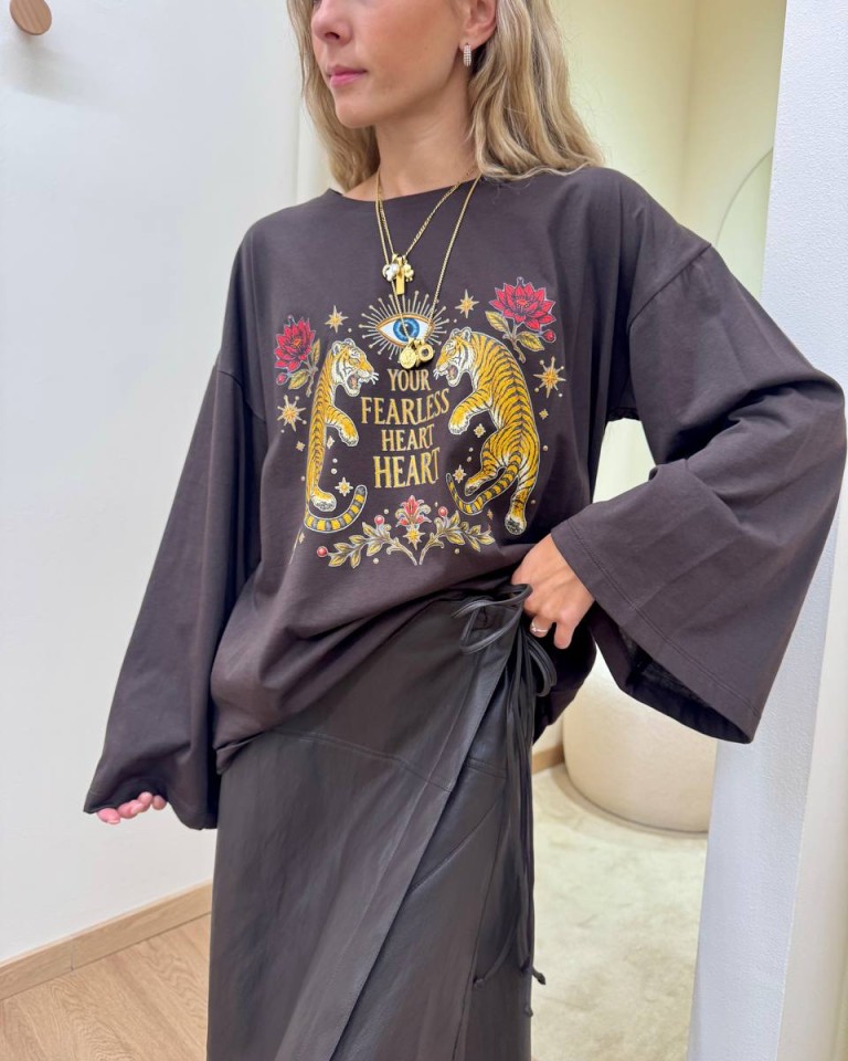 Maglia over maniche ampie stampa tigre e scritta moro Vicolo Shop Online Maglia over maniche ampie stampa tigre e scritta moro Vicolo