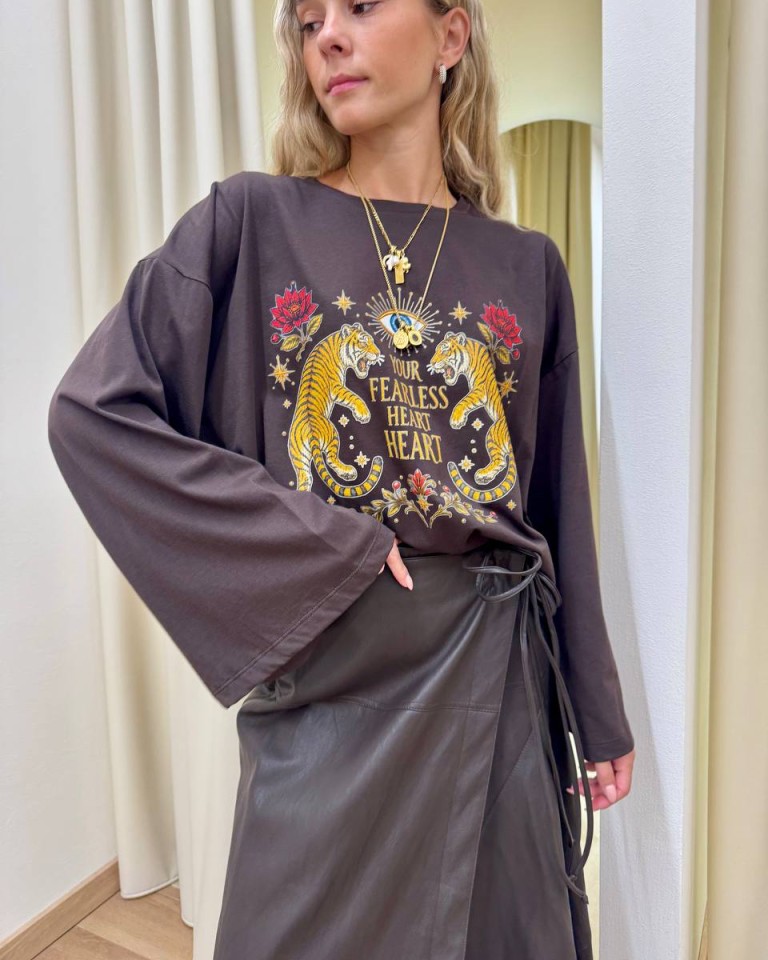 Maglia over maniche ampie stampa tigre e scritta moro Vicolo Shop Online Maglia over maniche ampie stampa tigre e scritta moro Vicolo
