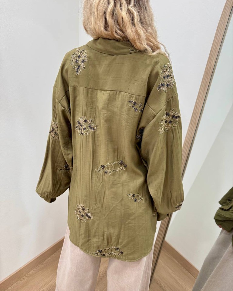 Camicia over verde oliva con ricami Tensione In Shop Online Camicia over verde oliva con ricami Tensione In