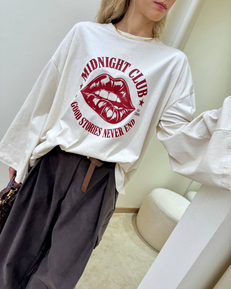Maglia over maniche ampie stampa "Midnight Club" burro Vicolo Shop Online Maglia over maniche ampie stampa "Midnight Club" burro Vicolo
