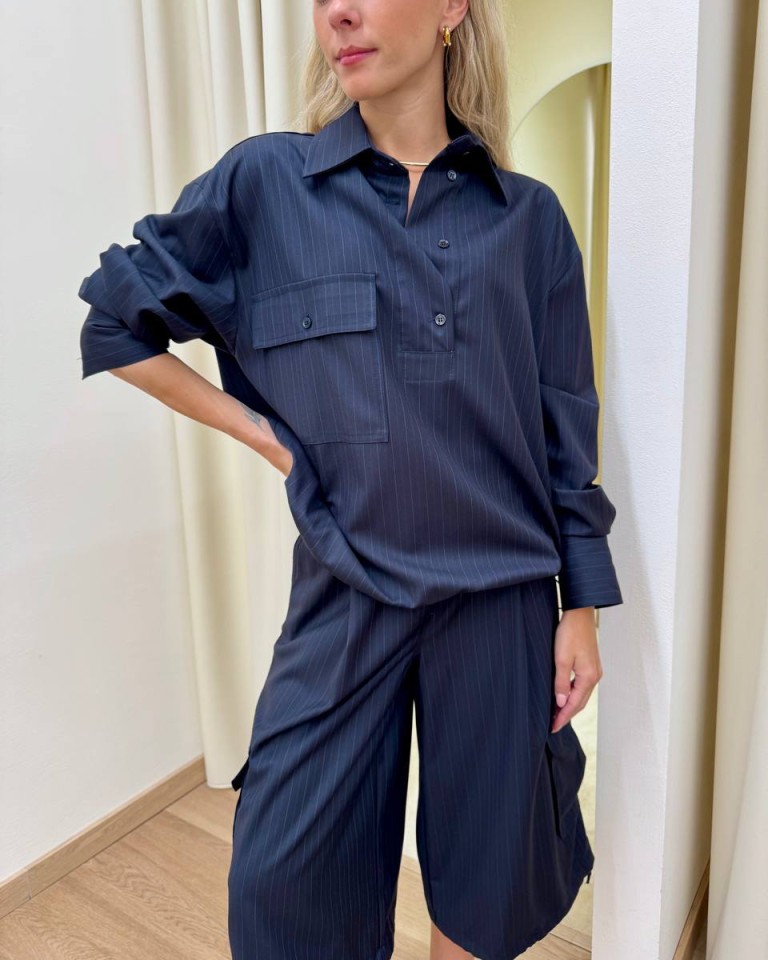 Blusa over con coulisse gessata blu Vicolo Shop Online Blusa over con coulisse gessata blu Vicolo