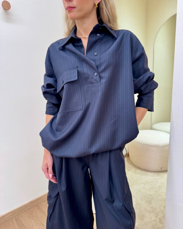 Blusa over con coulisse gessata blu Vicolo Shop Online Blusa over con coulisse gessata blu Vicolo