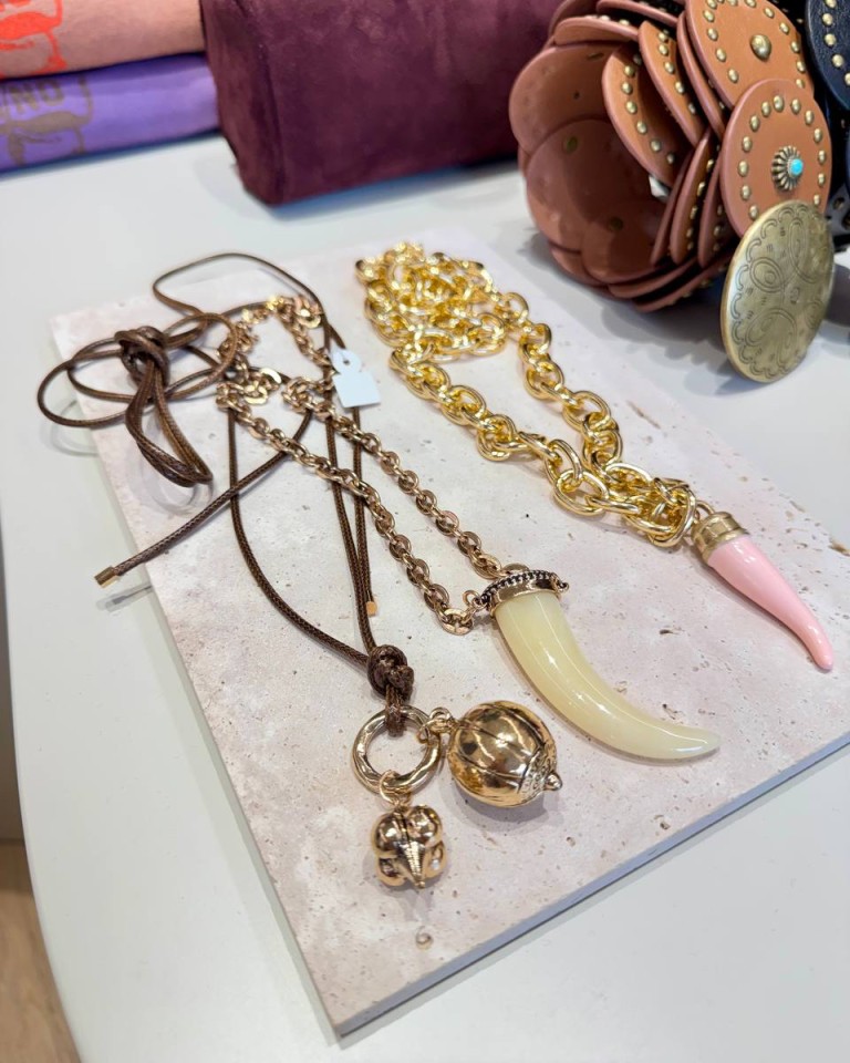 Collana doppia corda e catena con corno oro Shop Online Collana doppia corda e catena con corno oro