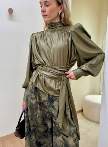 Shop Online Blusa effetto laminato e fusciacca militare HaveOne