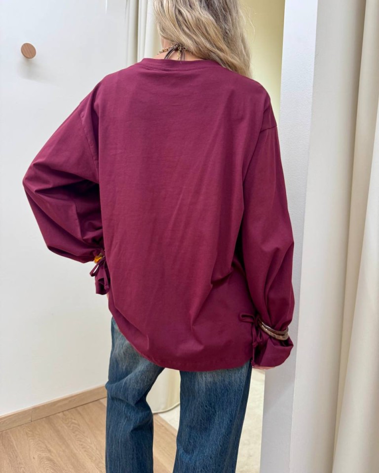 Maglia over maniche ampie con bracciali bordeaux Tensione In Shop Online Maglia over maniche ampie con bracciali bordeaux Tensione In