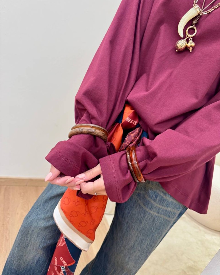 Maglia over maniche ampie con bracciali bordeaux Tensione In Shop Online Maglia over maniche ampie con bracciali bordeaux Tensione In