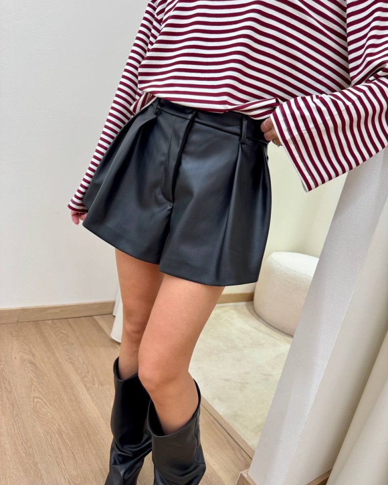 Shorts farfalla ecopelle neri Vicolo Shop Online Shorts farfalla ecopelle neri Vicolo
